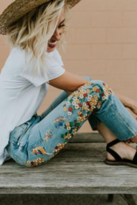 Embroidered jeans with small flowers