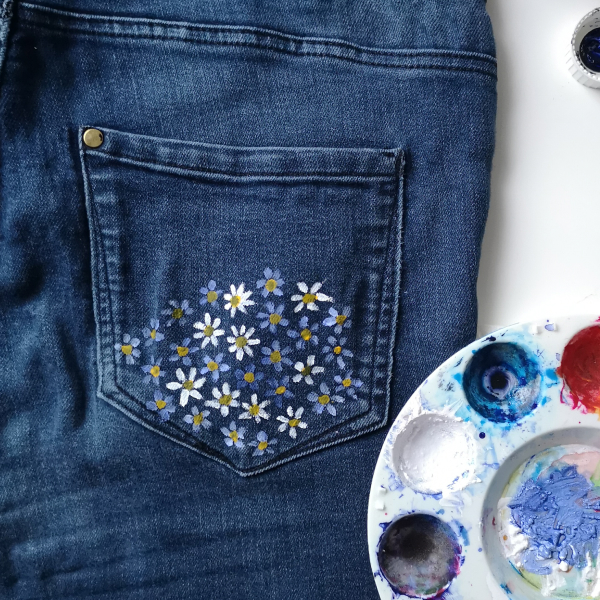 Paint on Jeans: adding pretty daisies for that 90's trend - Ginger Muse