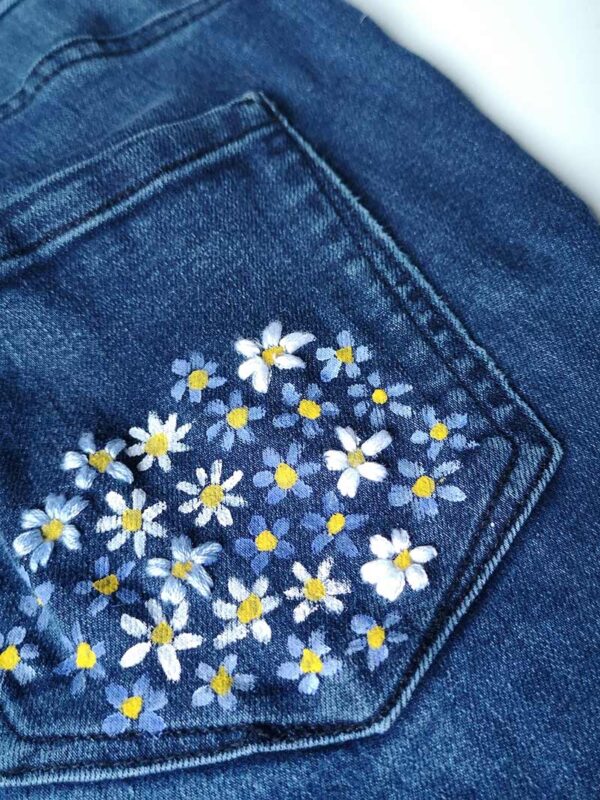 Embroidery on Jeans: beautiful flowers to diy your wardrobe - Ginger Muse